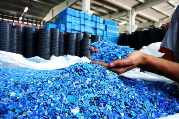Como o Uso de Plásticos Reciclados Pode Transformar a Construção de Fachadas Modulares em Áreas Urbanas Sustentáveis